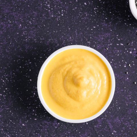 Hefeschmelz: Vegane Käsesauce in einem Topf