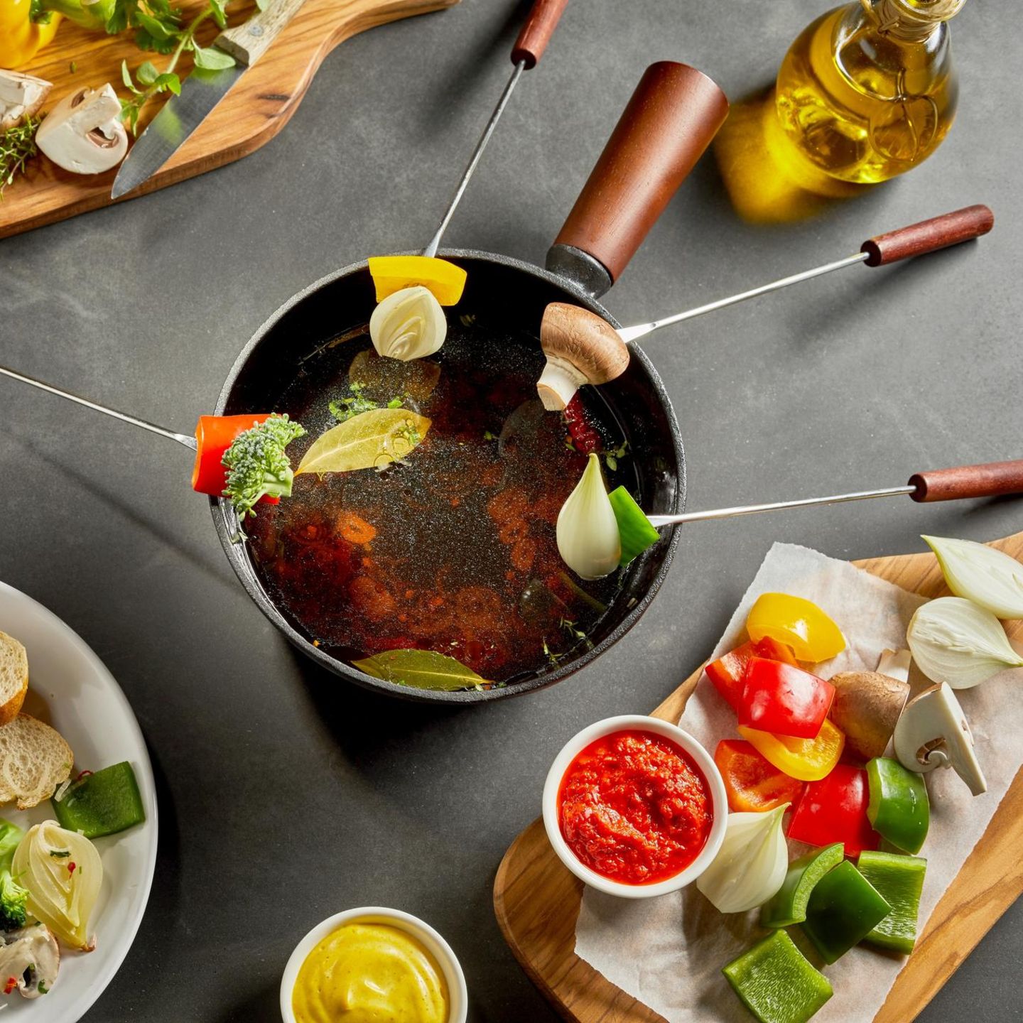 Vegetarisches Fondue auf einem Tisch