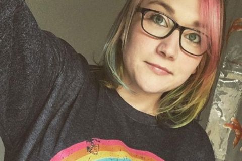 Jessica Halsem-Bantoft: Selfie der zweifachen Witwe im Regenbogen-Pullover
