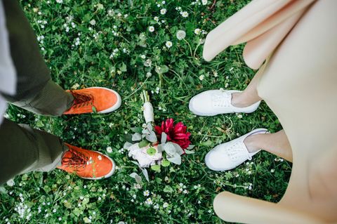 Jedem Ende wohnt auch ein Anfang inne: Füße mit Brautstrauß