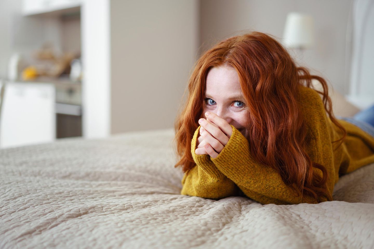 Introvertiere Menschen: Schüchterne Frau auf dem Bett