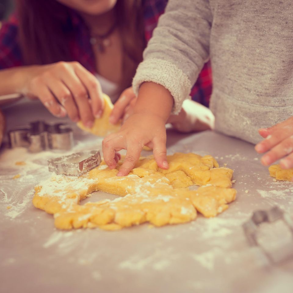 Plätzchenteig für Kinder: Kinder beim Backen