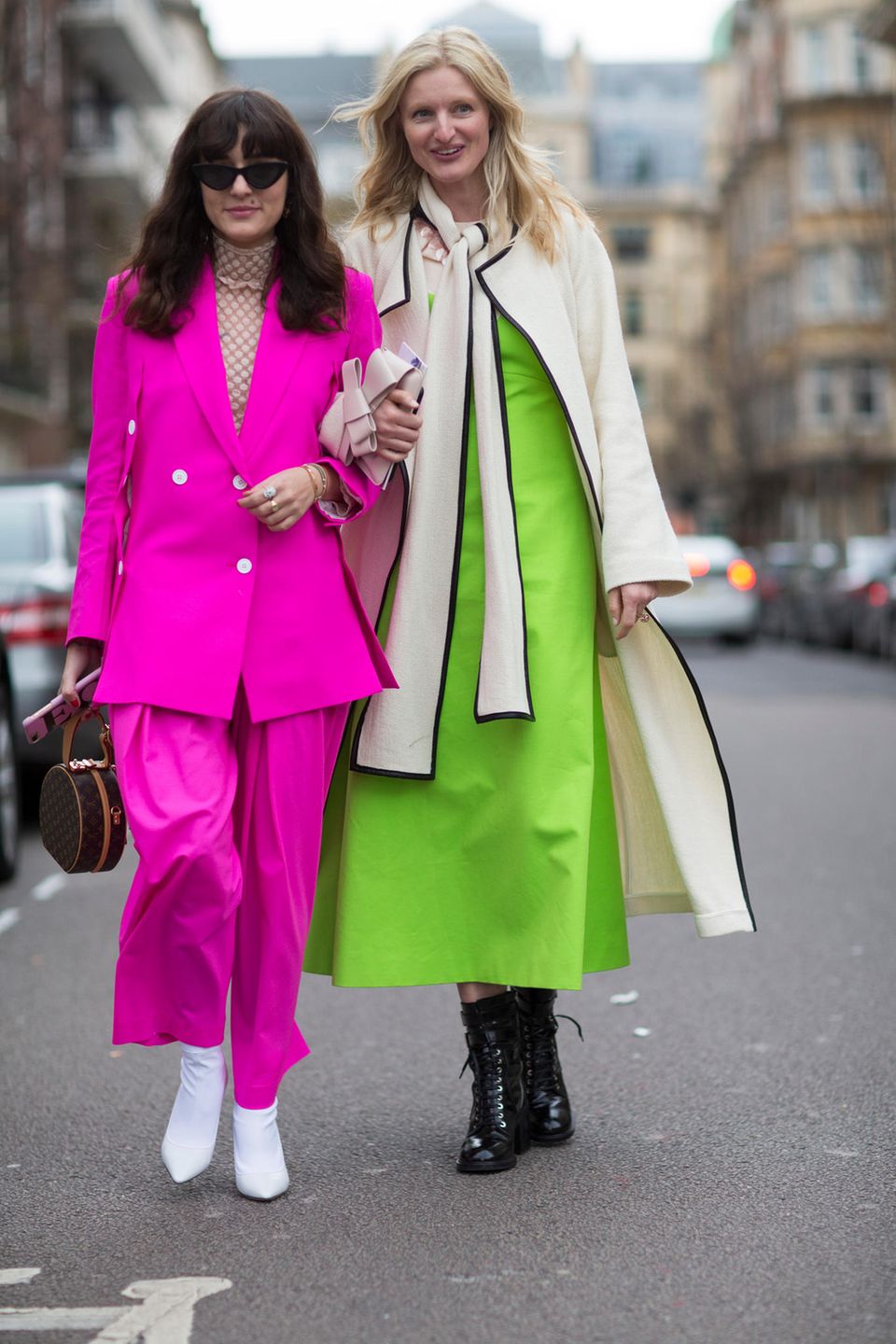 Streetstyle mit einem Hosenanzug in Pink und einem Kleid in Neongrün