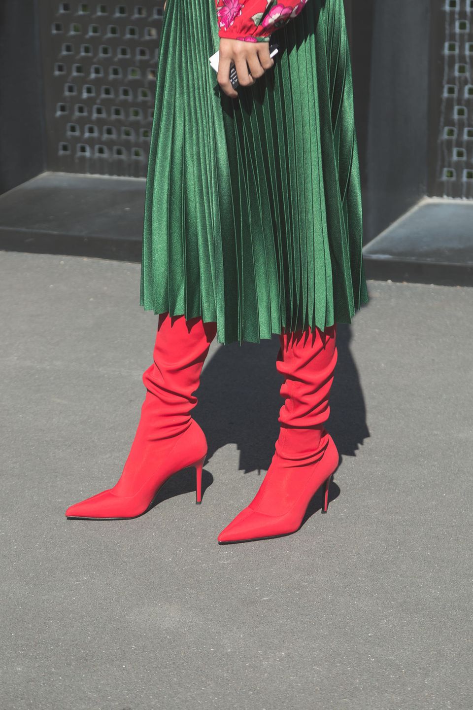 Streetstyle mit Sock Boots in Rot