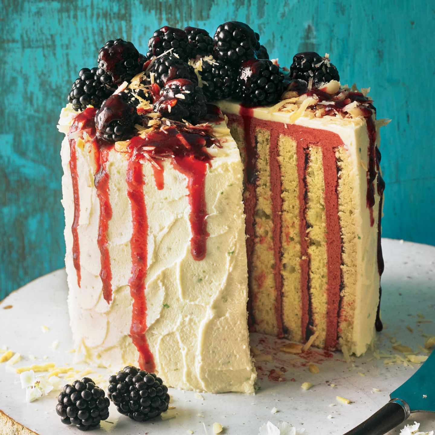 Biskuit-Wickeltorte mit Brombeer-Buttercreme