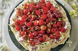 Stachelbeer-Himbeer-Pavlova mit kandierten Rosenblättern