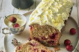 Zucchini-Kirschkuchen mit Ahornsirup-Frosting