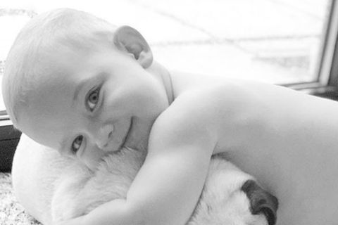 Ronan Keating lässt sein Baby mit dem Hund kuscheln