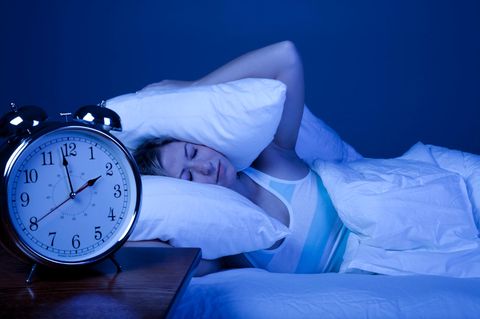 So einfach! Laut Studie hilft dieser kleine Trick super gegen Einschlafprobleme