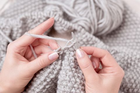 Stricken für Anfänger: Frau strick an Pullover