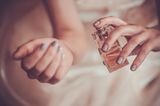 Herbst-Ideen: Frau sprüht sich Parfum auf das Handgelenk