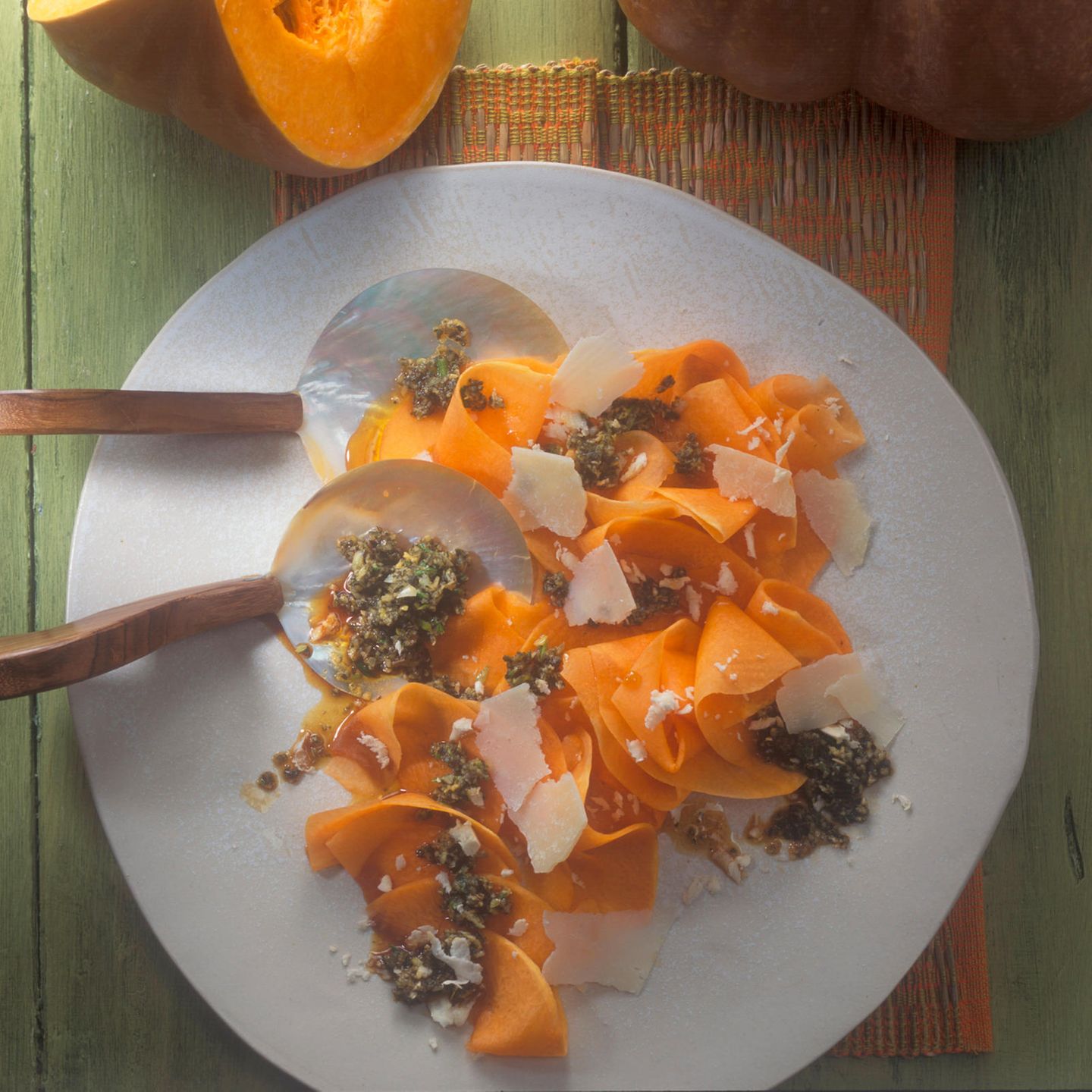 Kürbis-Carpaccio mit Kürbiskern-Pesto | BRIGITTE.de