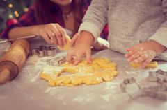 Plätzchenteig für Kinder Plätzchenteig für Kinder: Kinder beim Backen