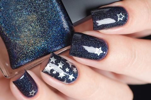 Nagel-Trend: Blau lackierte Fingernägel mit Sternen