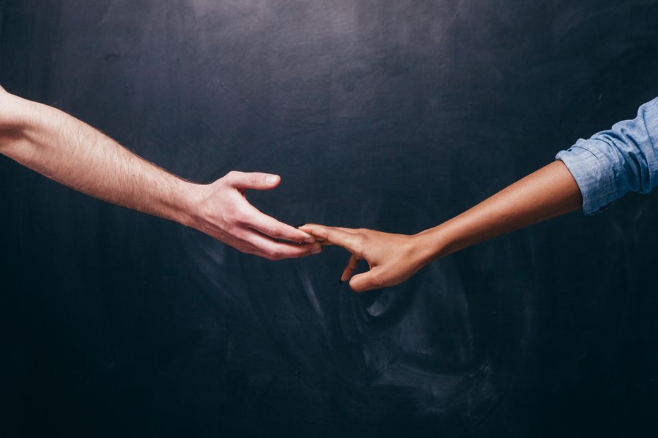 Trennungsschmerz: Eine Frauenhand und eine Männerhand, die sich voneinander weg bewegen