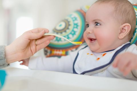 Karottenflecken entfernen: Baby isst Karottenbrei