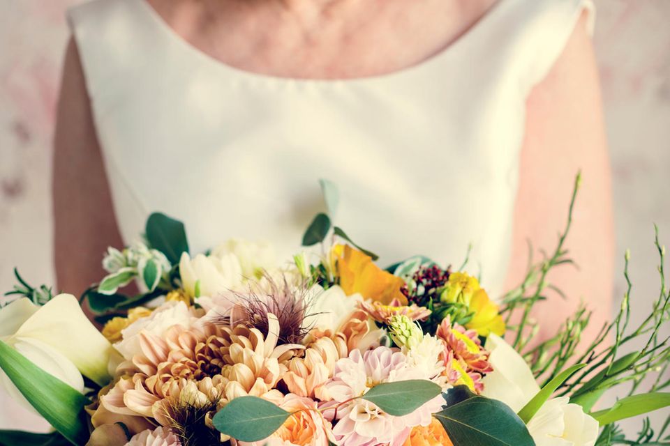 Zweite Hochzeit: Frau hält Blumenstrauß