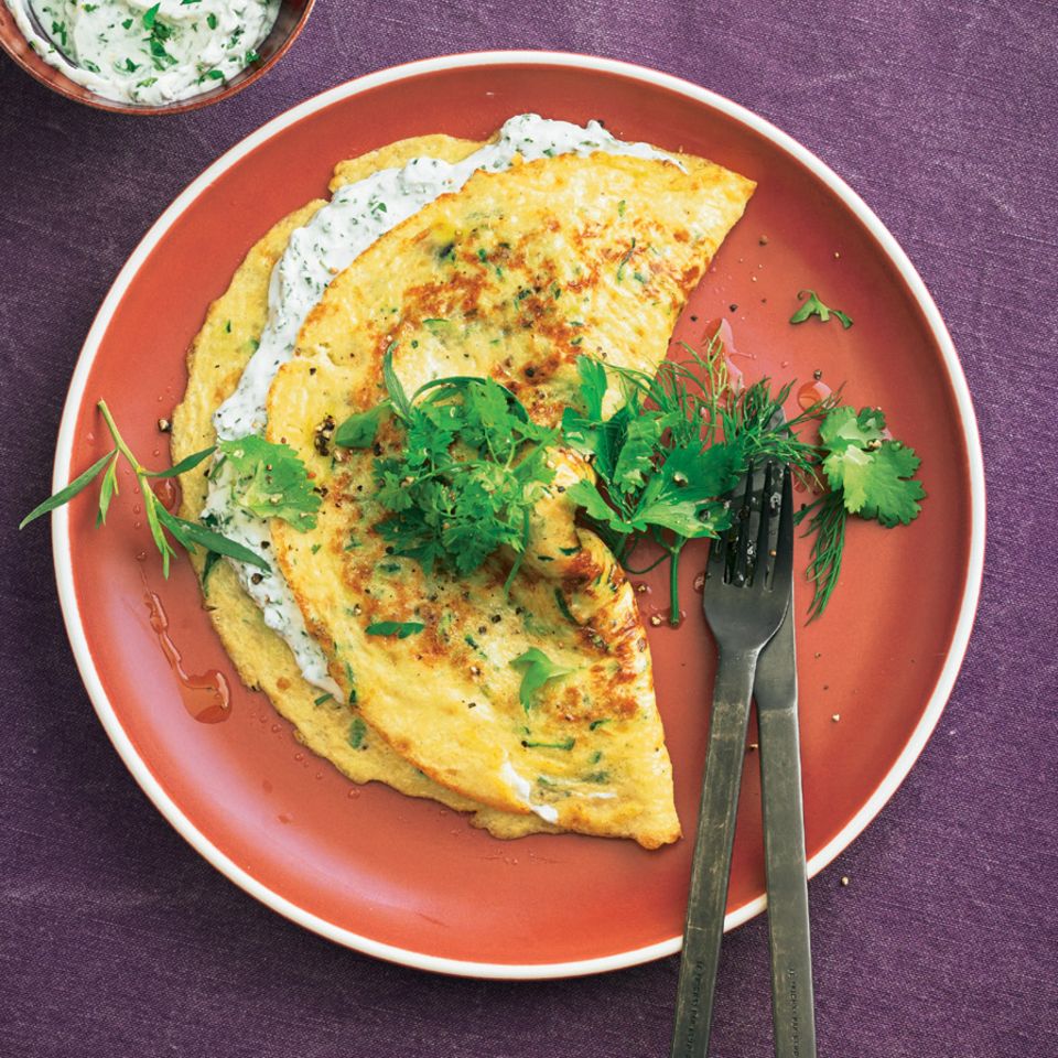 Zucchini-Omelette mit Kräuterquark