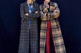 Zwei Frauen in Karo-Mänteln