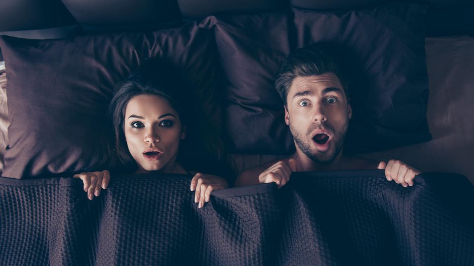Paar bleibt Kinderlos - aus diesem Grund Überraschtes Paar im Bett