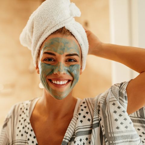 Hautpflege: 13 Tipps für schöne Haut – Frau mit Gesichtsmaske