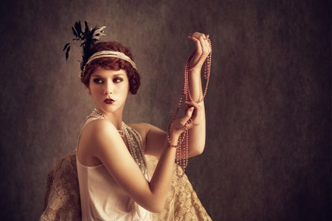 Layering-Ketten: Vintage-Frau mit Perlenketten
