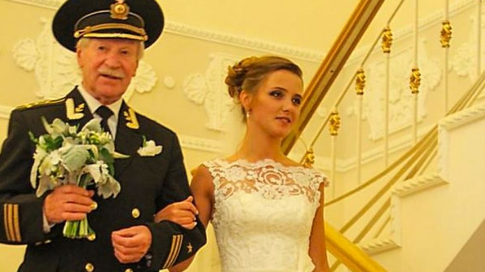 Russe (87) lässt sich von Ehefrau (27) scheiden: Der Grund sorgt für Empörung! Russe (87) lässt sich von Ehefrau (27) scheiden: Der Grund sorgt für Empörung!