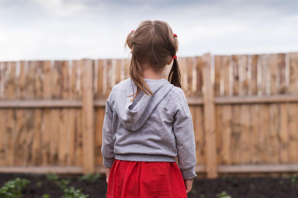 Depressionen bei Kindern: Mädchen im Garten