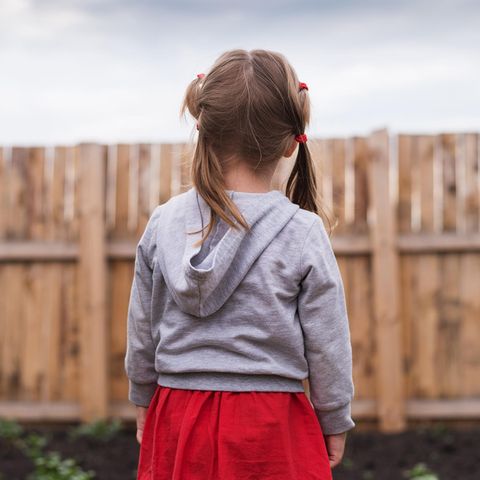 Depressionen bei Kindern: Mädchen im Garten