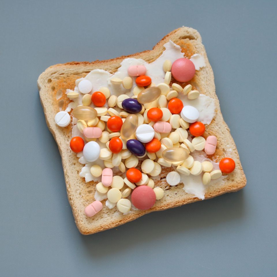 Nahrungsergänzungsmittel: Viele Pillen auf Brotscheibe