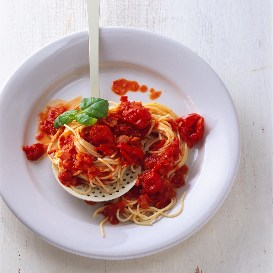 Spaghetti mit Tomatensoße und Pancetta