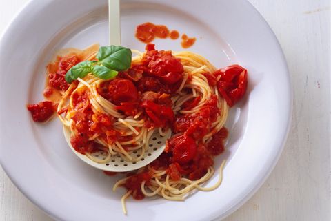 Spaghetti mit Tomatensoße und Pancetta