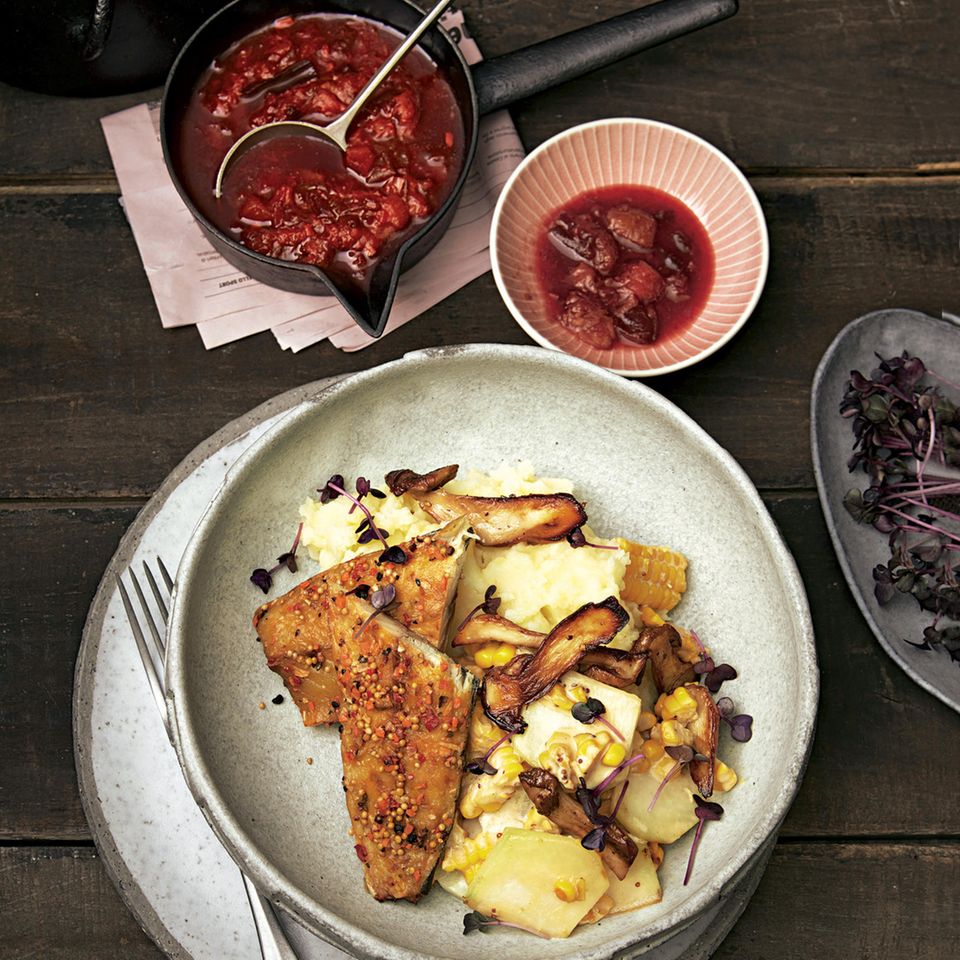 Kartoffelpüree mit Pfeffermakrele, Pilzgemüse und Chutney