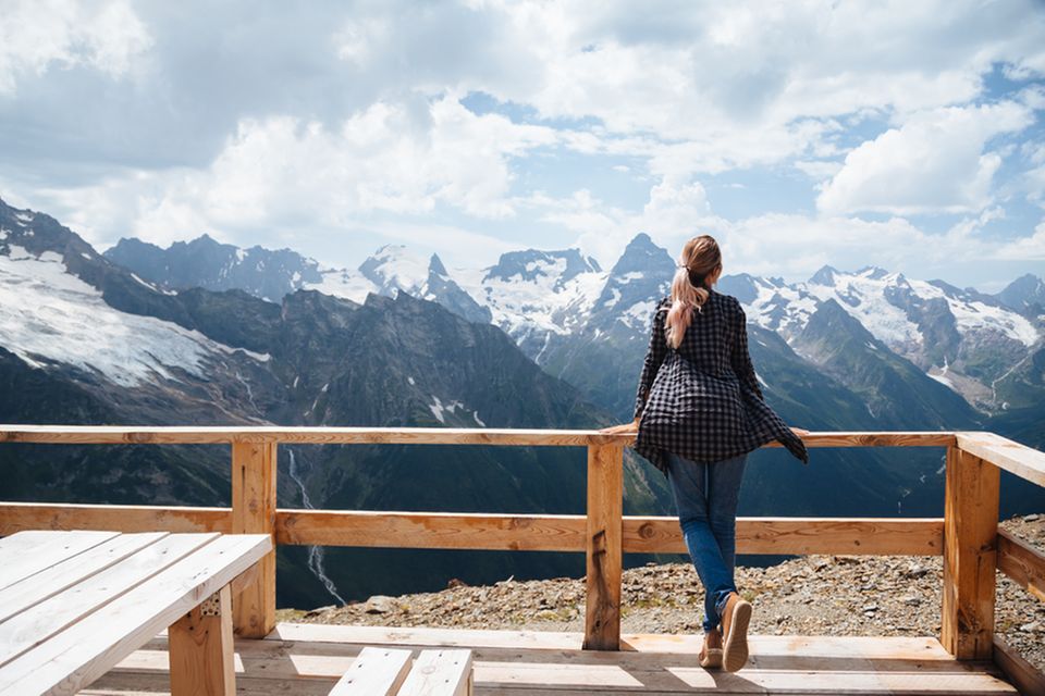 Berghotel: Frau macht Urlaub in den Bergen
