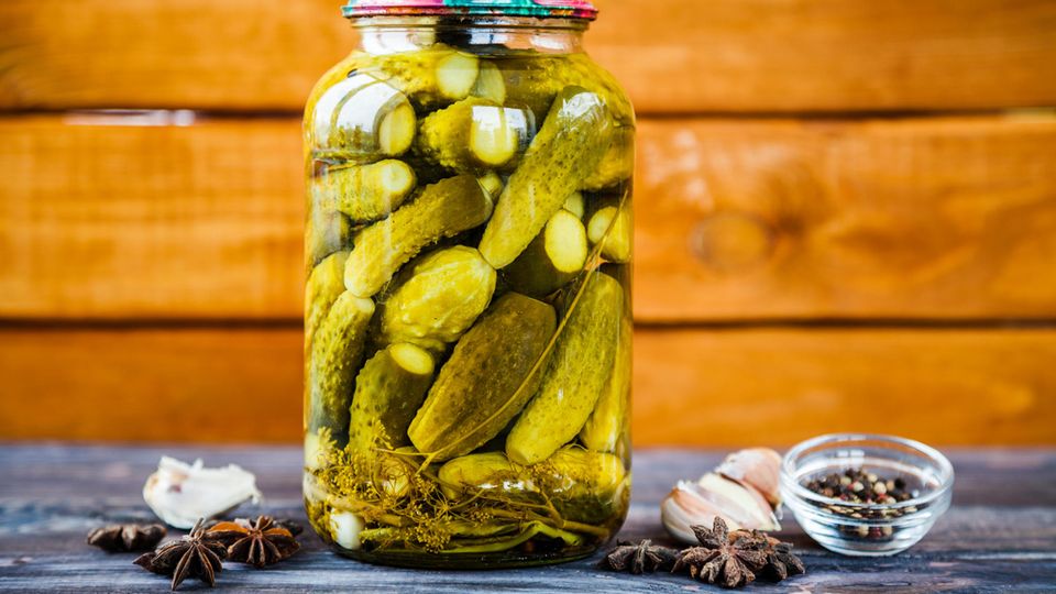 Hättest du gewusst, wie praktisch Gurkenwasser sein kann?