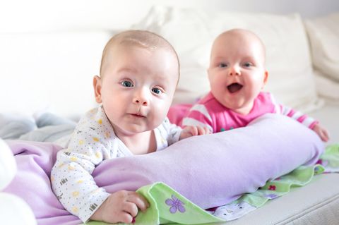 Die schönsten Doppelnamen für Jungen und Mädchen: Babys auf Krabbeldecke
