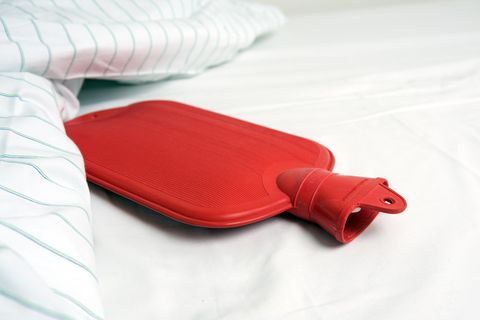 Wärmflasche bei Schwangerschaft: Wärmflasche im Bett