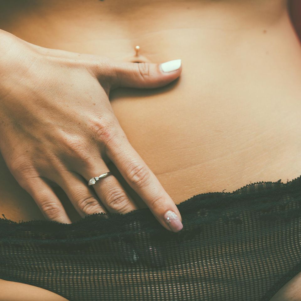 Depressive Vagina: Frau schiebt ihre Finger in den Slip