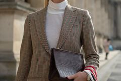 Die Alternative zu Karo - Mit diesem Trend-Muster hast du sie gefunden Hahnentritt: Frau mit Blazer in Hahnentritt-Muster