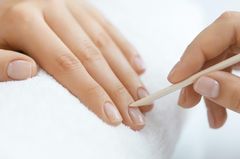 7 Maniküre-Fehler, die jeder schon mal gemacht hat Maniküre-Fehler: Nagelhaut wegschieben mit Rosenholzstäbchen