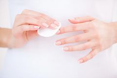 7 Maniküre-Fehler, die jeder schon mal gemacht hat Maniküre-Fehler: Nagel-Reinigung mit Wattepad