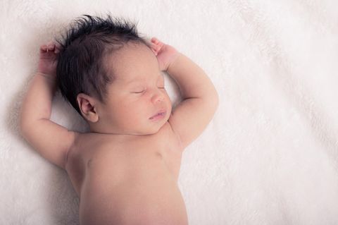 Spanische Vornamen: Baby mit dunklen Haaren