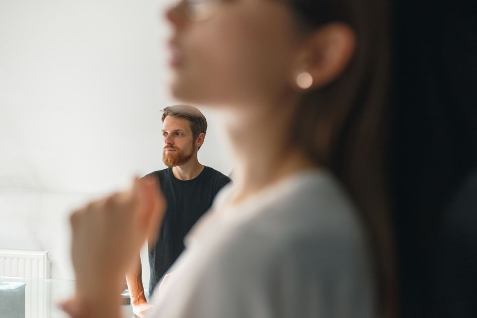 Schlecht über Ex reden: Frau und Mann