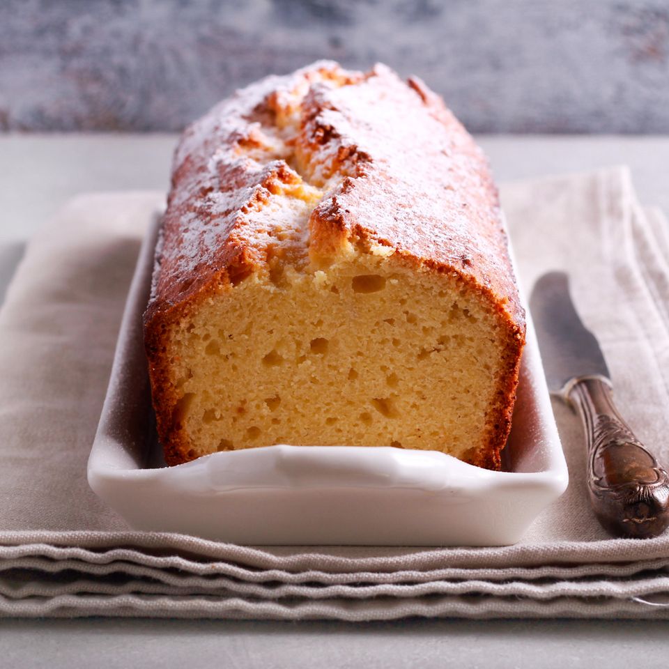 Sandkuchen mit Puderzucker