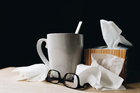 Keine Erkältung kriegen: Taschentücher und eine Teetasse