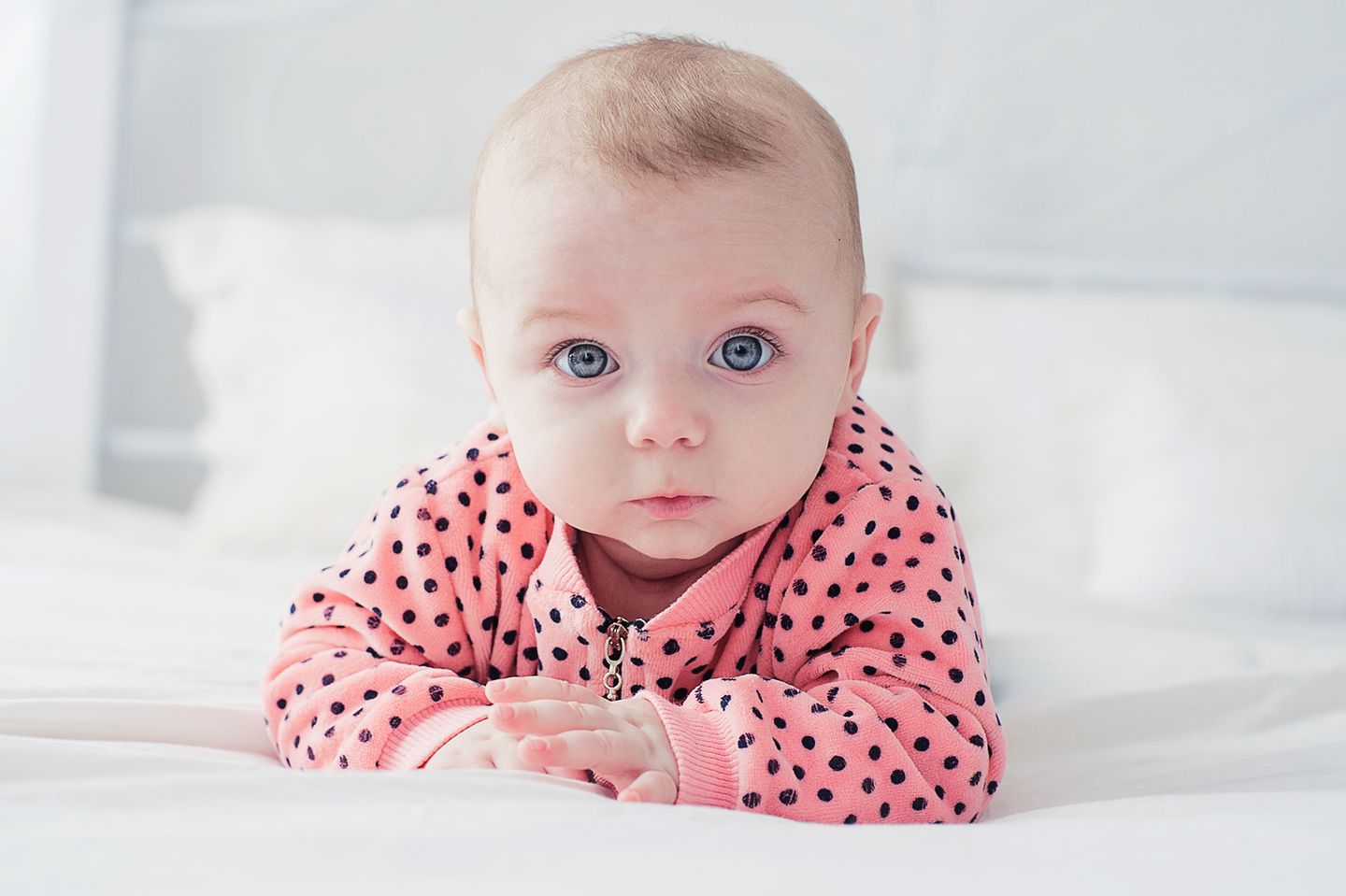 Babynamen 2019: Baby in gepunktetem Pullover