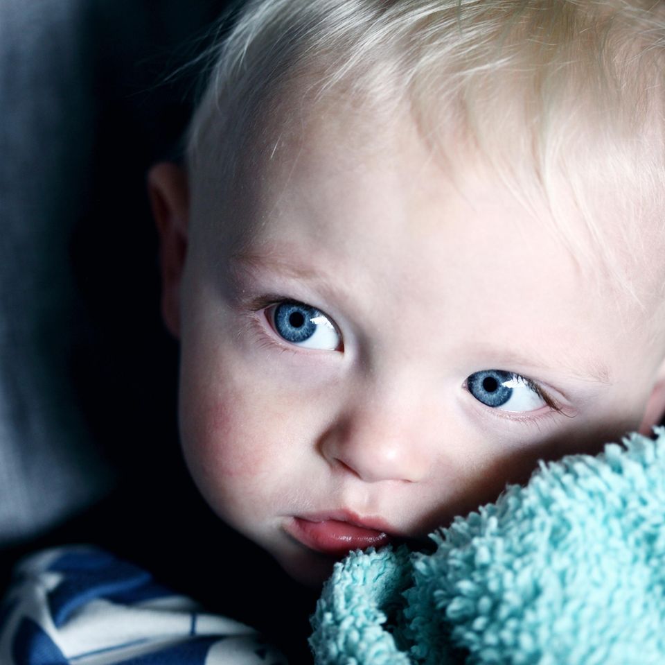 Fieber bei Kindern: Kleiner Junge mit Decke