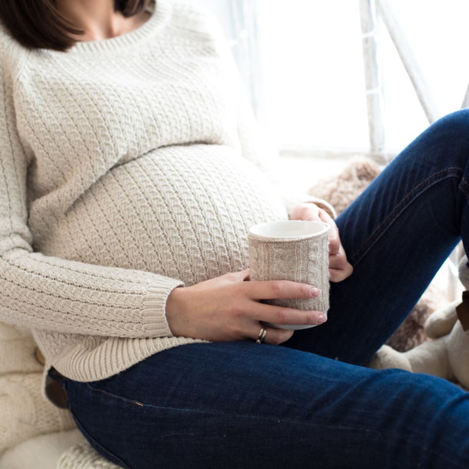 Tee in der Schwangerschaft – Frau trinkt Tee