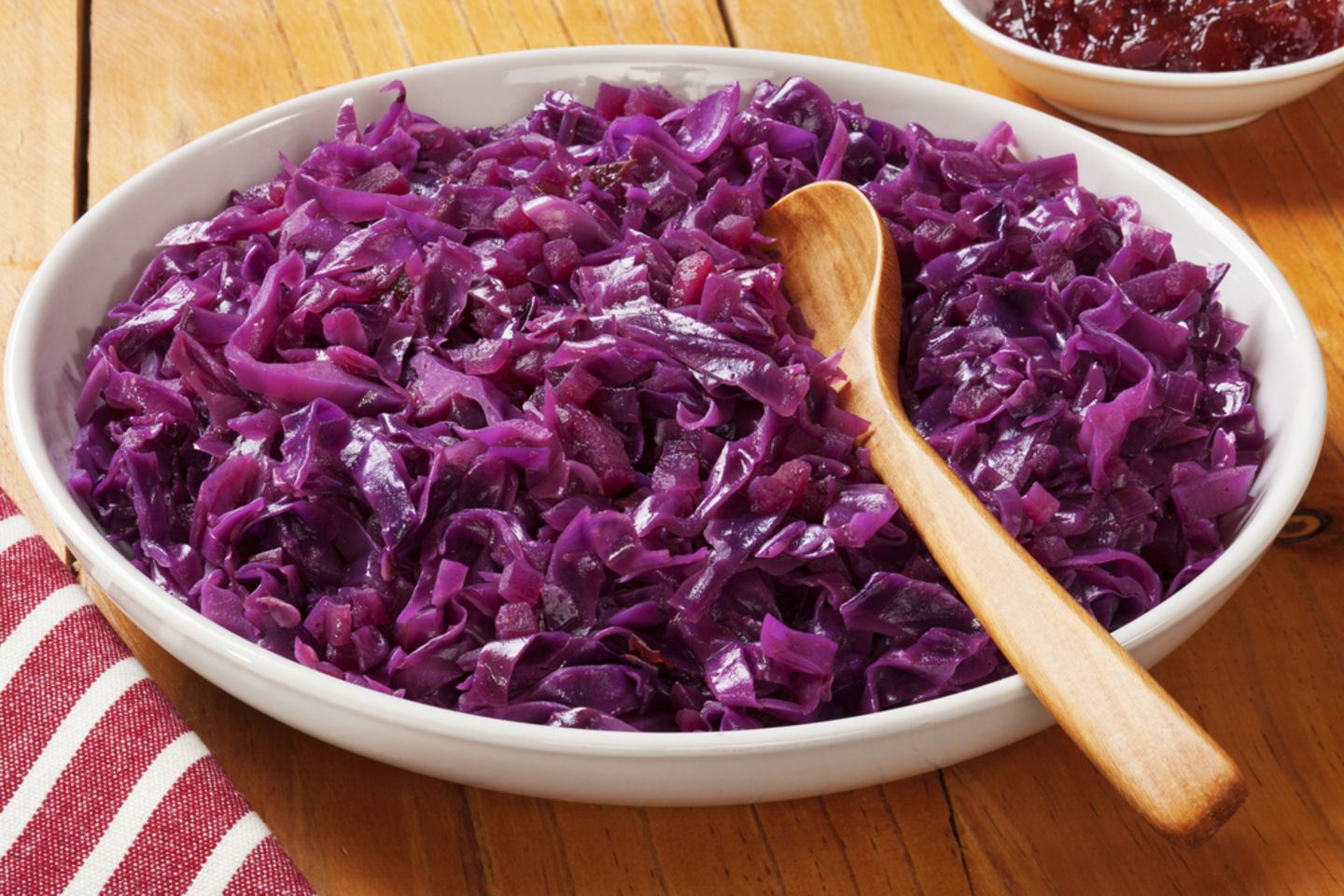 Ist Rotkohl gesund? Rotkohl gekocht in einem Teller