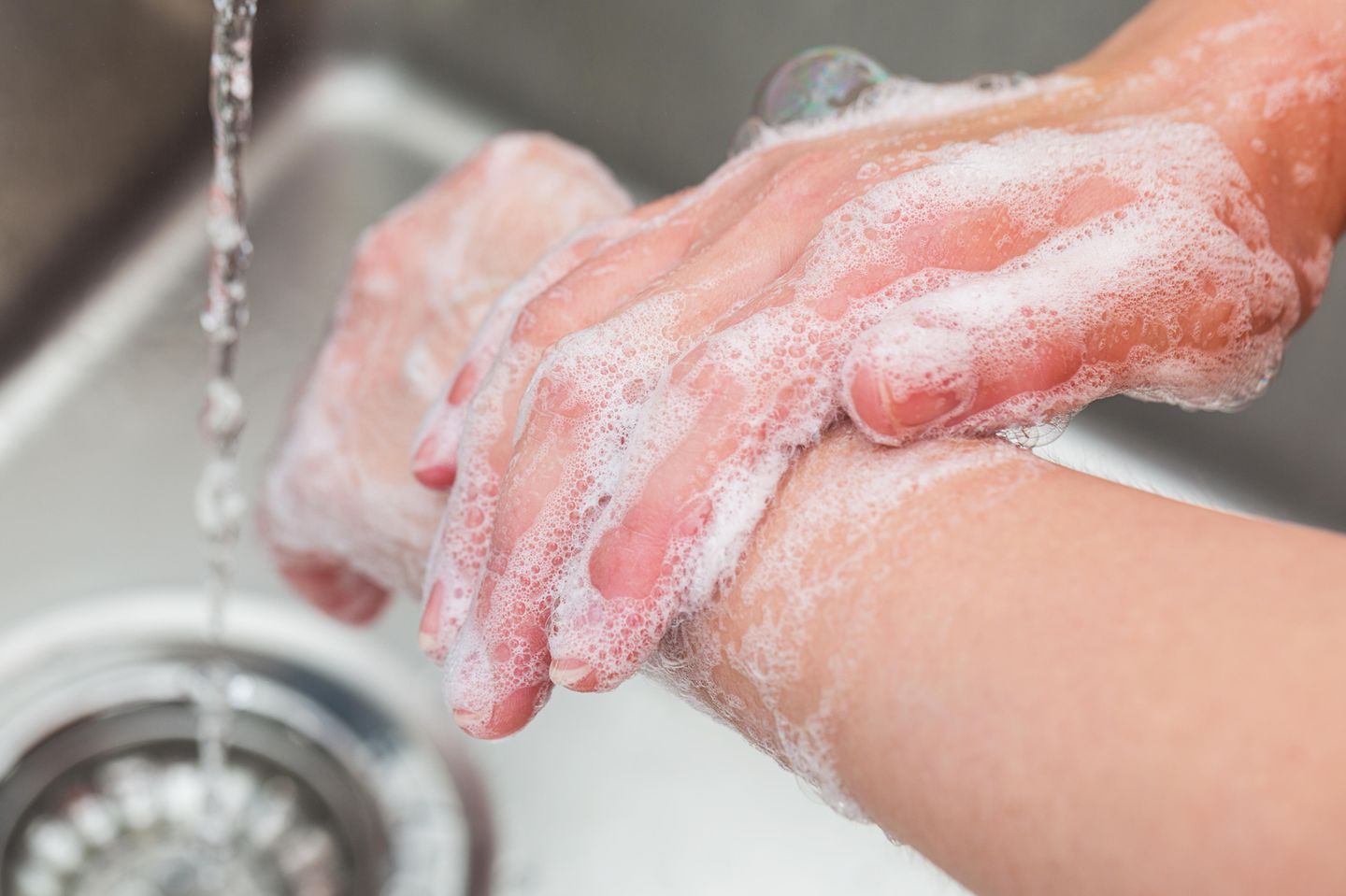 Übertriebene Hygiene: Frau wäscht sich die Hände mit Seife